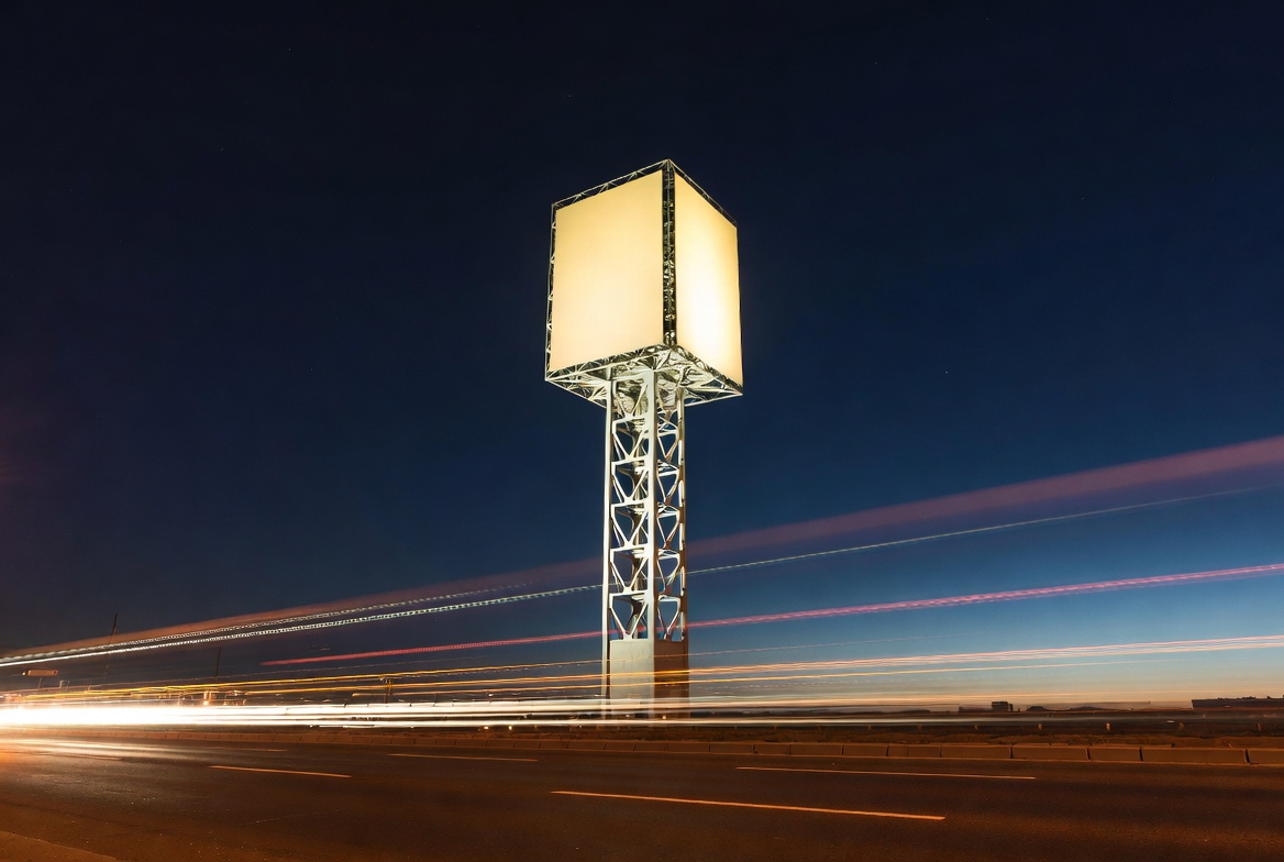 Illuminazione esterna e illuminazione interna a LED per le insegne a pilone